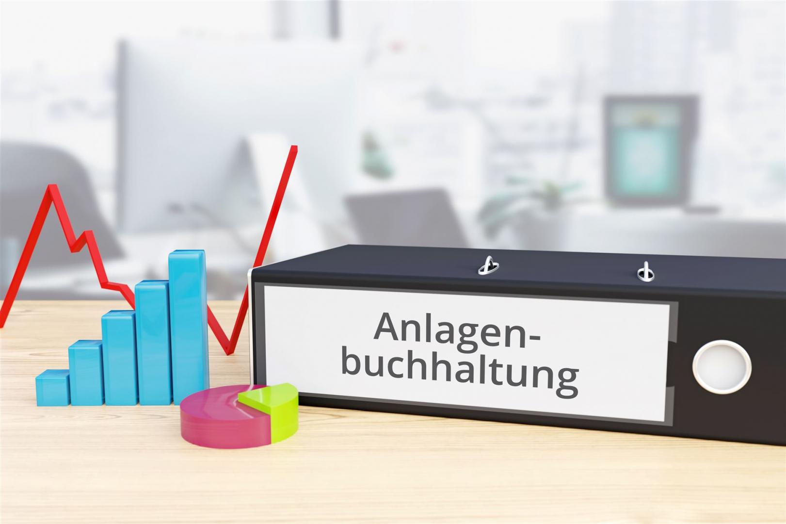 Anlagenbuchhaltung – Finanzen/Wirtschaft. Ordner auf Schreibtisch mit Beschriftung neben Diagrammen. Business